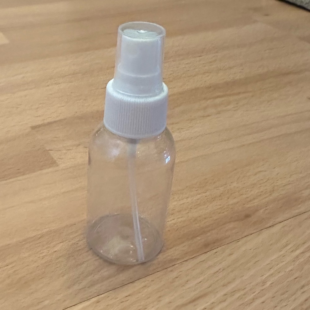Mini spray bottle in clear and white